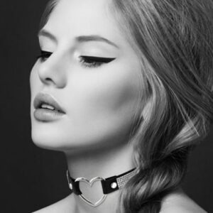 Collier en cuir noir SM avec bande de strass et coeur métal argenté